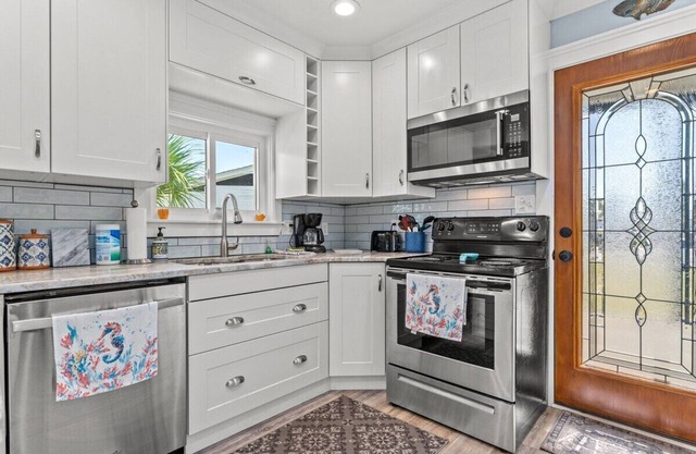 Coastal Getaway w/Golf Cart. Tons of amenities- Pickleball, pools, putt-putt.
