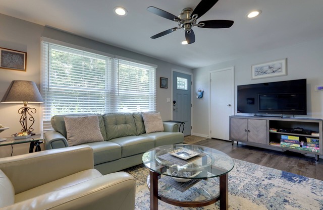 Coastal Getaway w/Porch, 2 Mi to Niantic Beach!