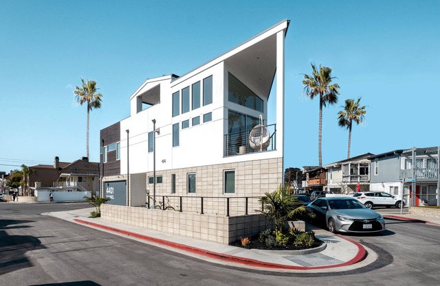 Coastal Luxury, Ocean & Harbor Views, Dog-friendly, A/C & Rooftop Deck & Firepit
