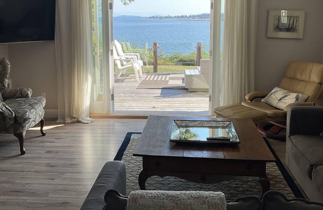 Coastal Oceanfront, Private beach access Home on beautiful Parksville Beach