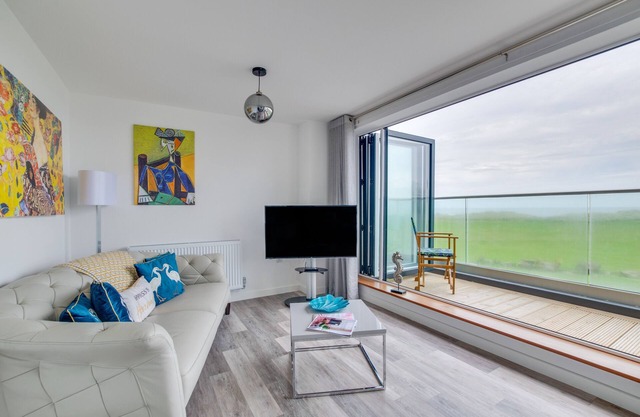 Coastal Retreat - Four Bedroom House, Sleeps 8
