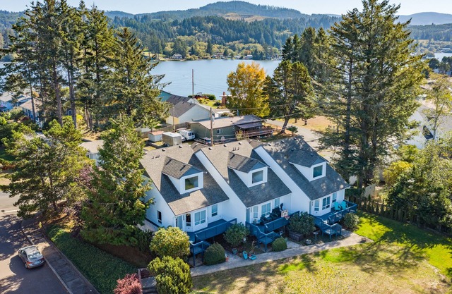 Coastal Retreat, walk to Lake, mins to Ocean, Casino, Shopping