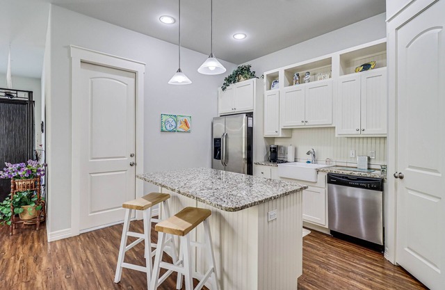 Coastal snowbird-friendly house with pool, central AC & steps from the bay