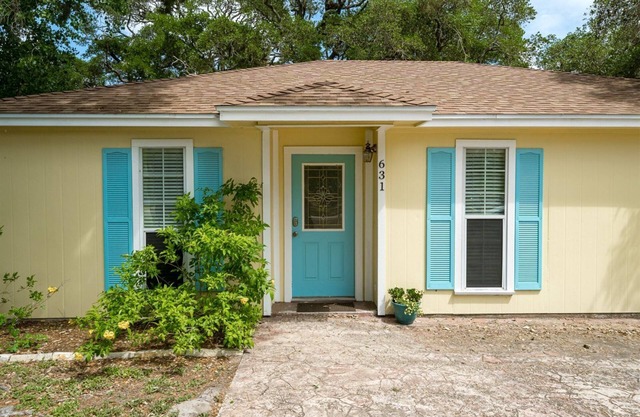 Coastal Soul | Pet Friendly + Fenced in Yard!