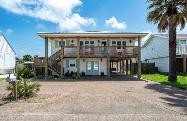 Coastal Therapy ~ ~ Beautiful 3/3 Home in Key Allegro with Water views!