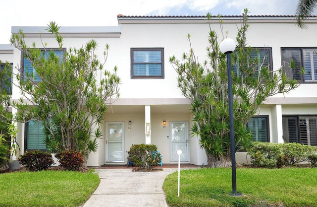 Coastal Waterfront Retreat, Minutes to Beach