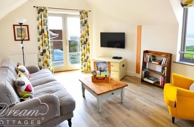 COASTGUARD LOOKOUT, family friendly in Wyke Regis