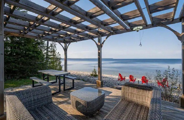 Cobblestone Waterfront cottage 4 Bedrooms, 2 Bathrooms, Sauna at Lion Head