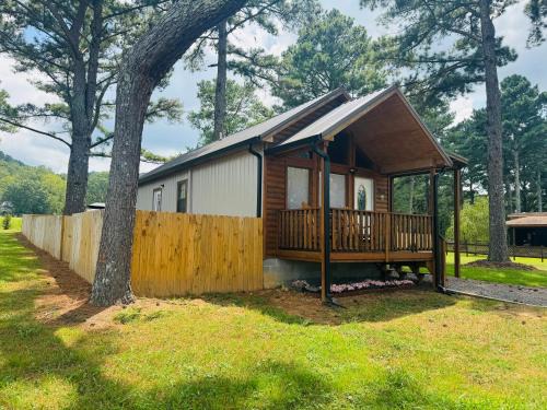 Coco Chateau ViP Cabin Pet Friendly Close to Lake Guntersville