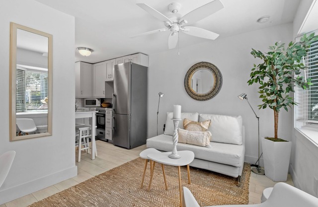 Coco Studio - Walk to Beach, Golf & Downtown