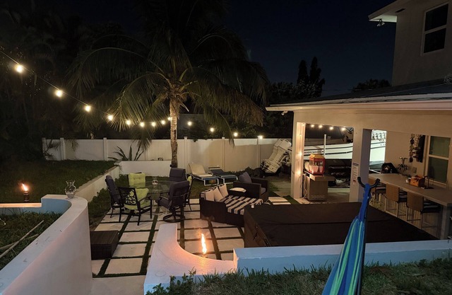 Coconut Trail Resort-Family-Friendly Bamboo retreat w/pool, hot tub outdoor bar