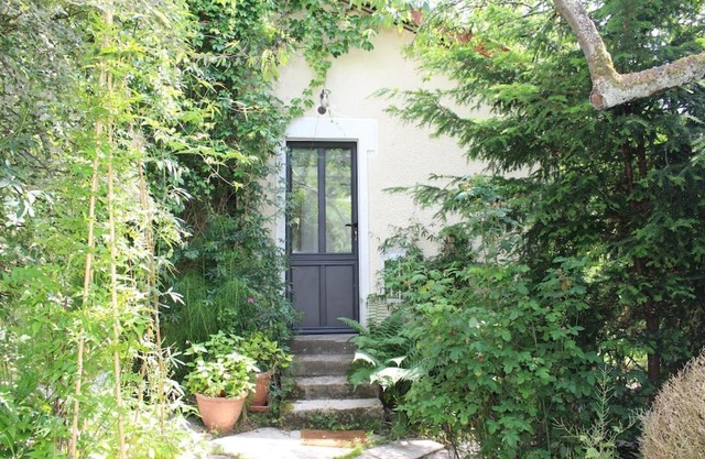 Cocoon in a green setting, private garden