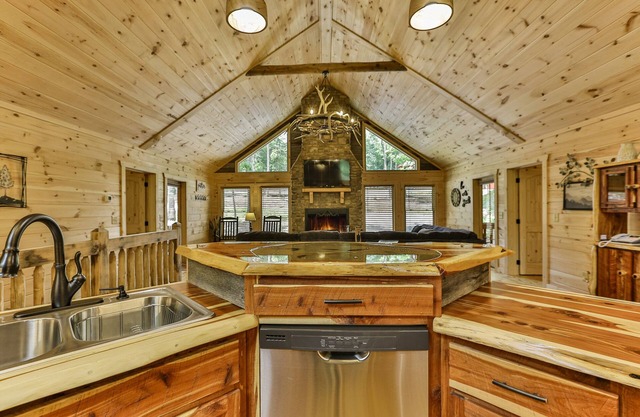 COE-Z Cabin Escape - Beautiful, spacious ranch style cabin with Three King Bedrooms.