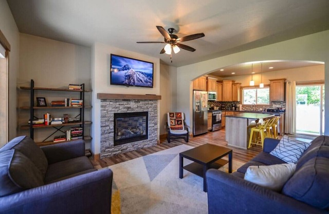Coeur d'Alene Hideaway 4 Bedroom Modern Mid Term Rental