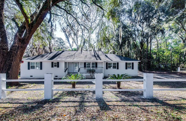Coffee Bluff Bungalow near Marina