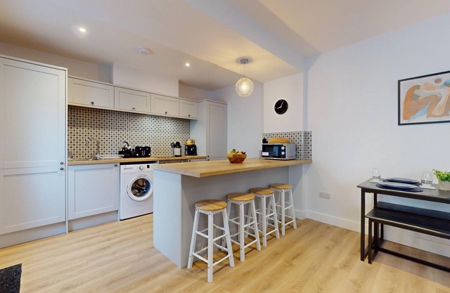 Cohost Partners Modern 2BR Duplex Fast WiFi