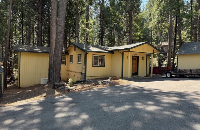Cold Springs Cabin - Charming 2 Bedroom retreat
