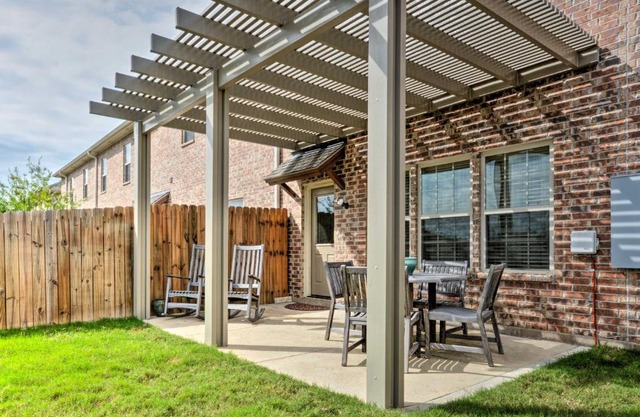 College Station Townhouse with Private Patio