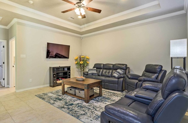College Station Townhome: 5 Mi to Campus!