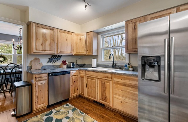 Colonial Cottage | 4 BR | Hot Tub | Sauna