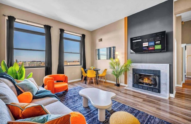 Colorful 2Bed Apt Heart of Downtown Lake Views