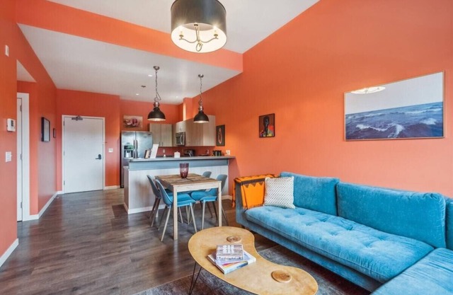 Colorful 2BR/2BA w/King Bed, Local Art + Secure Parking