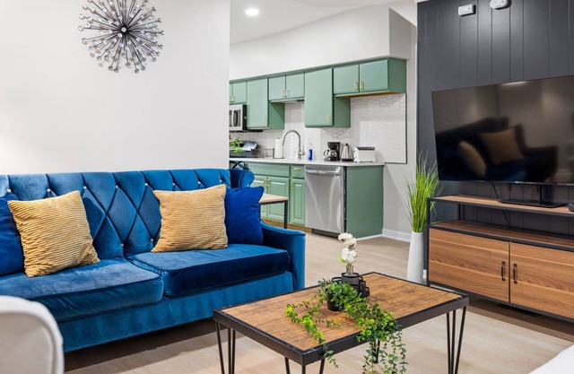 Colorful 5BR 3BA in Oakland, near Pitt & CMU