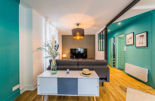 Colorful Contemporary Apartment