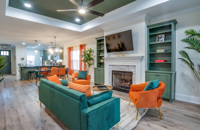 Colorful Cozy 3BD/Near Football/Parks/Lake & Airport