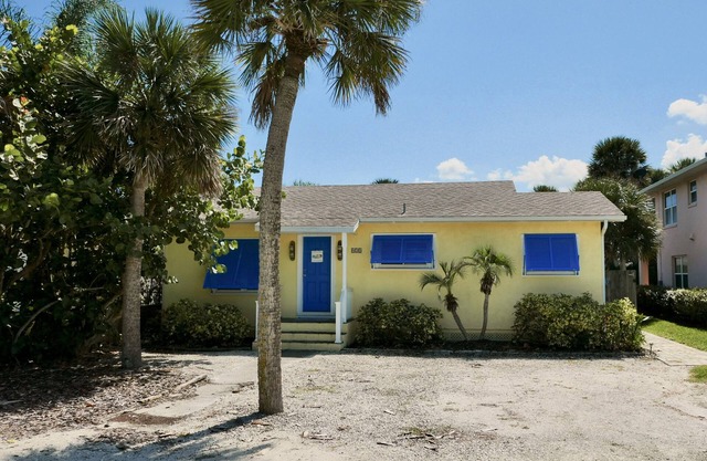 Colorful NSB Home W/Bonus Guest Cottage! Easy Beach Access and Walk to Flagler!