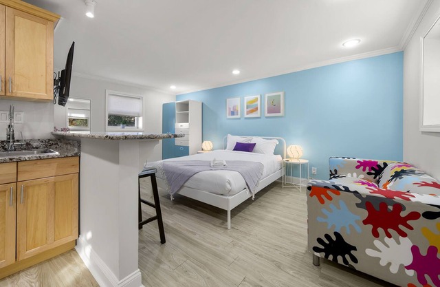 Colorful Studio w Parking Top Location - 20