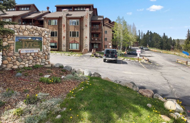 Combined 7BR Condo Escape, Walk to Main St & Lift