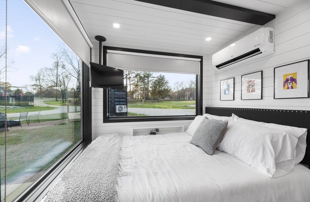 Combo Plate: 2 mins to Lake Conroe! Heated Pool, Stocked Ponds, Cute Pygmy Goats