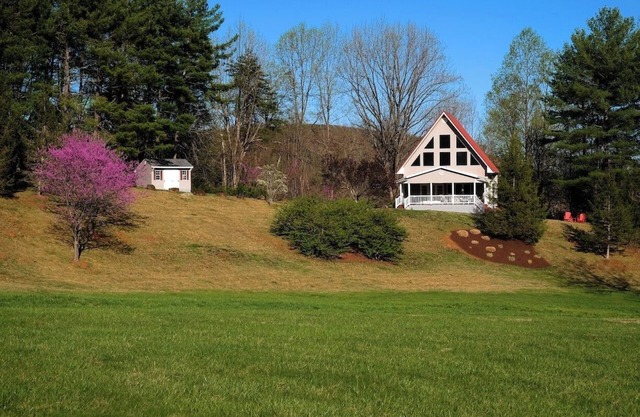 Come and enjoy a beautiful view and relaxing time at Windy Knoll.