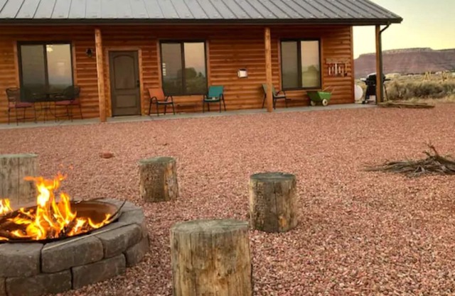 Come enjoy Play and Peace at Modern Cabin with Rustic Charm!