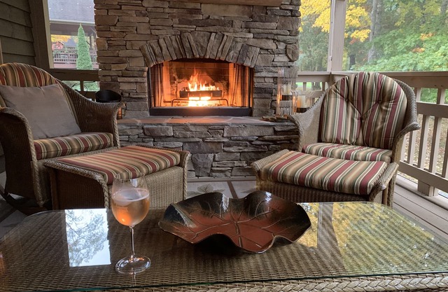 Come Relax in the Mountains! Screen Porch, Fireplaces, Views, Hikes & Waterfalls