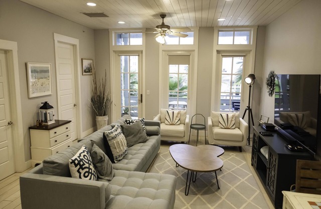 Come stay with us at the Golden Hour! Spacious and relaxing 2 bed/2 bath cond
