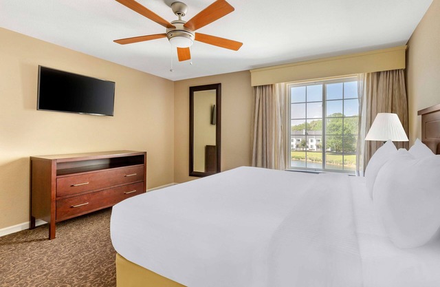 Comfort and Convenience! Unit with Full Kitchen, Onsite Swimming Pools!