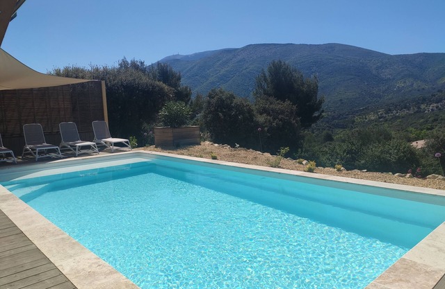 Comfort and exceptional views of Mont Ventoux (sleeps 10)