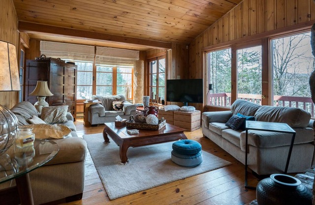 Comfortable and Warm Swiss Chalet in Saint Sauveur des Monts, Laurentians