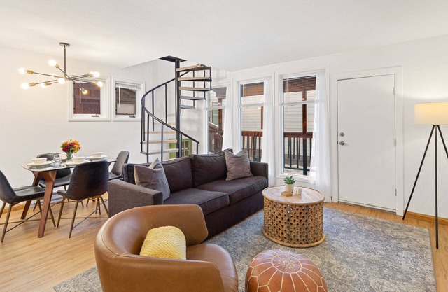 Comfort, Style, Short Walk to Town Park & Gondola