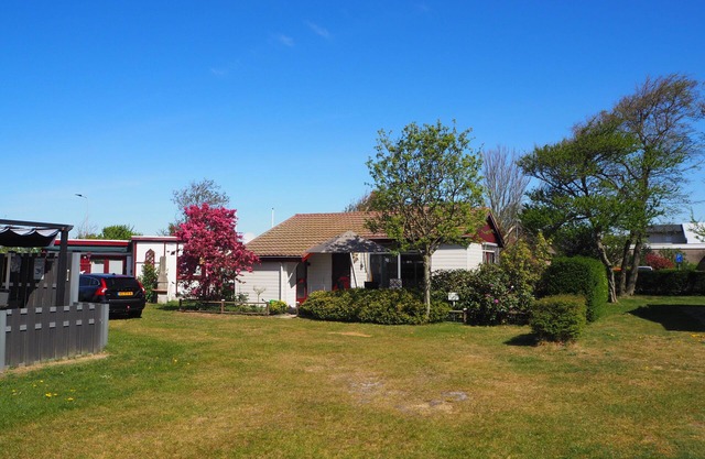 Comfortable and sunny bungalow at the beach, dunes and flower fields full