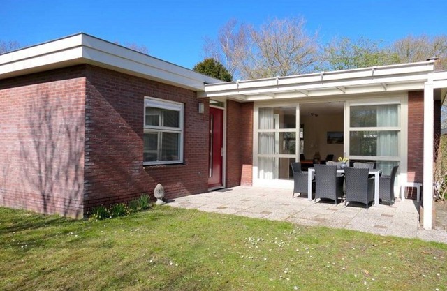 Comfortable, sunny holiday home on Park Campanula, 2 bedrooms, WiFi, close to beach, forest and dunes
