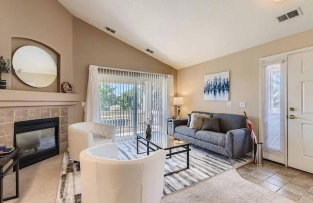 Comfortable 2 BDR/2 BA Condo in Golf Community