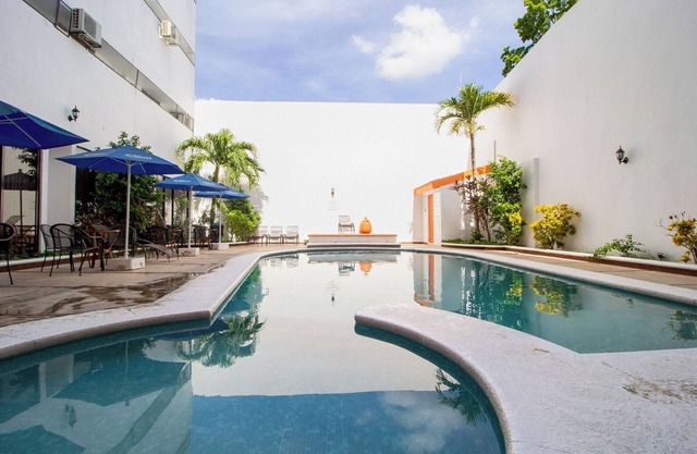 Comfortable 2 Double Room w/Pool Access and Relaxing Garden in Mérida Centro
