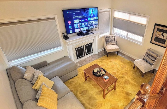 Comfortable 2BDR/2BATH TownHome near Dulles Airport, Metro, Fast Gigabit WiFi