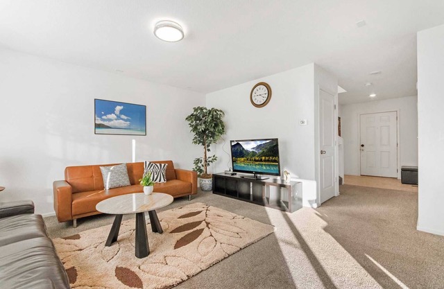 Comfortable 4BR Home with Private Backyard & Mountain Views in Aurora #41955