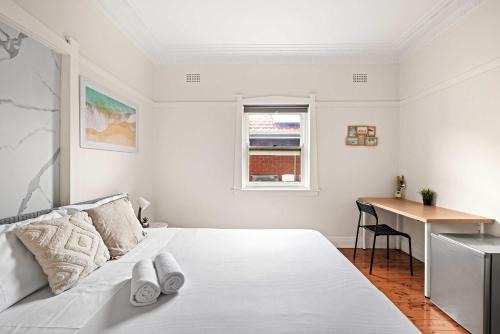 Comfortable & Affordable Stay in Padstow - Queen Room Retreat - Shared Bathroom