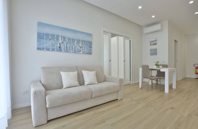 Comfortable and bright apartment perfect for 2 people and equipped with all comforts, including a spacious 15 sqm balcony ideal for relaxing moments. The apartment is located in Via Cimarosa, in the lively Vomero district, an ideal area for all types of
