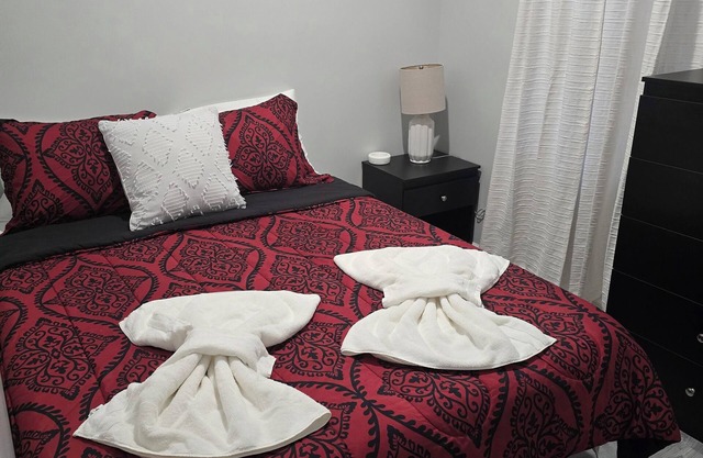 Comfortable and safe 2-bedroom apartment in wonderful Irvington with AC, WiFi